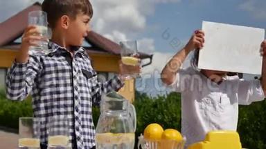 两个小孩在阳光明媚的日子里在自制的<strong>柠檬水</strong>摊上卖<strong>柠檬水</strong>，上面写着一个企业家的价格标志